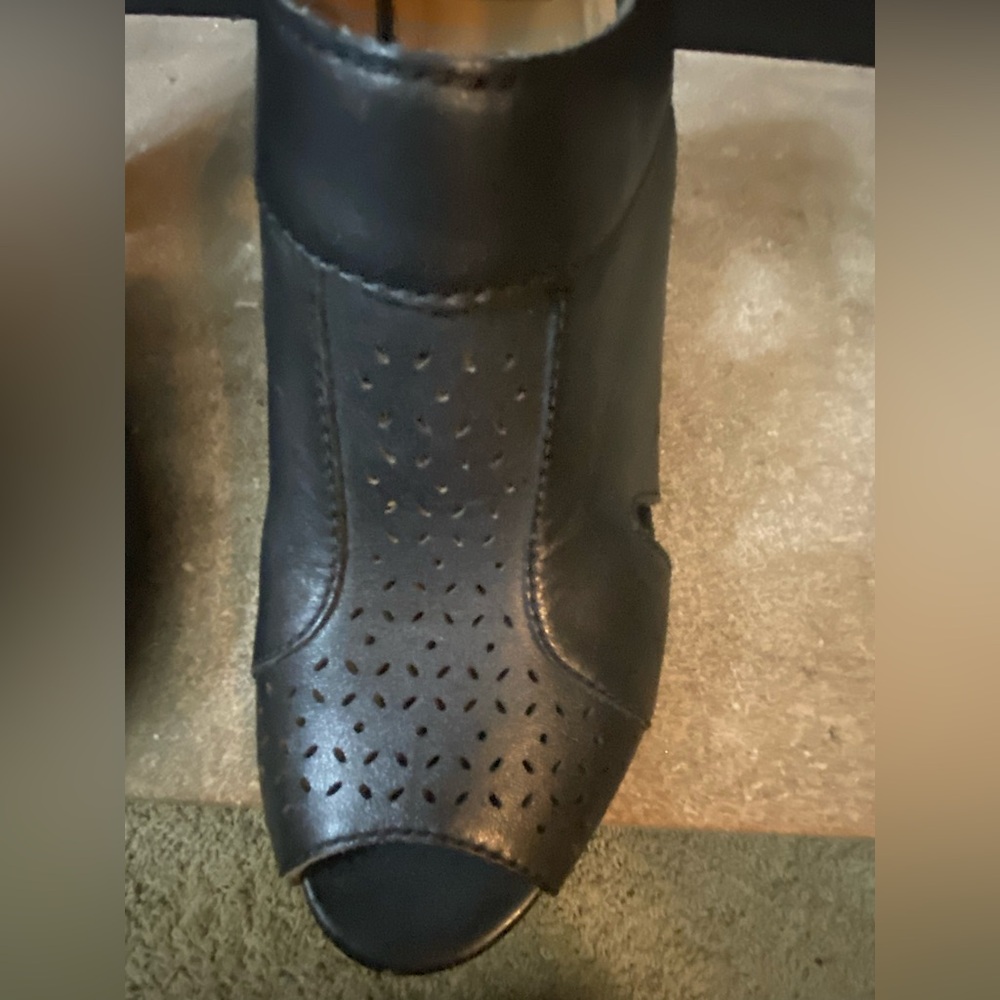 Clarks Chic Black Leather Women's Cutout Heels memory foam size 8 - Picture 10 of 10